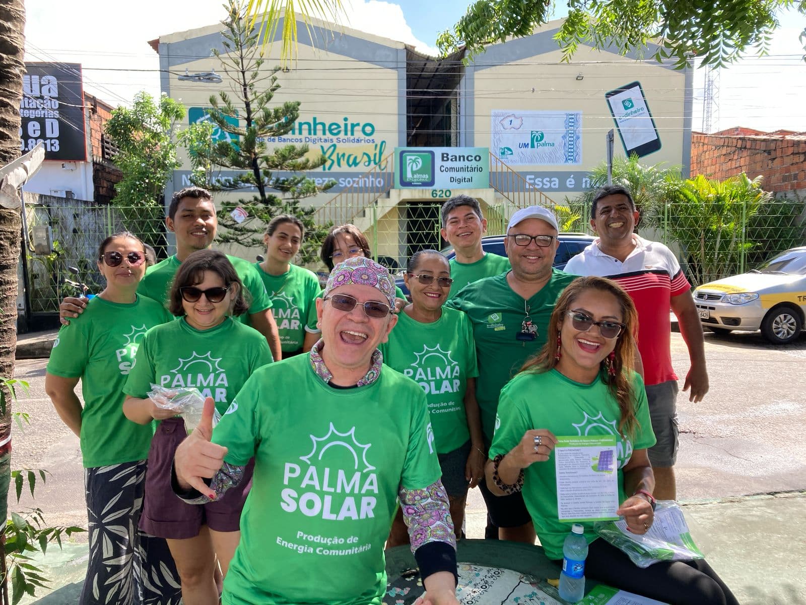 Equipe e comunidade da PalmaSolar no Banco Palmas